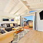 6 Bedroom Home With Rooftop Deck Between The Bay & The Beach