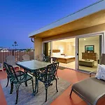 6 Bedroom Home With Rooftop Deck Between The Bay & The Beach
