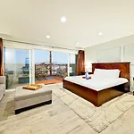 6 Bedroom Home With Rooftop Deck Between The Bay & The Beach