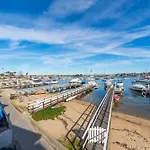Prime Newport Location Bay Access Walk To Fun Zone Dining Edgewater C