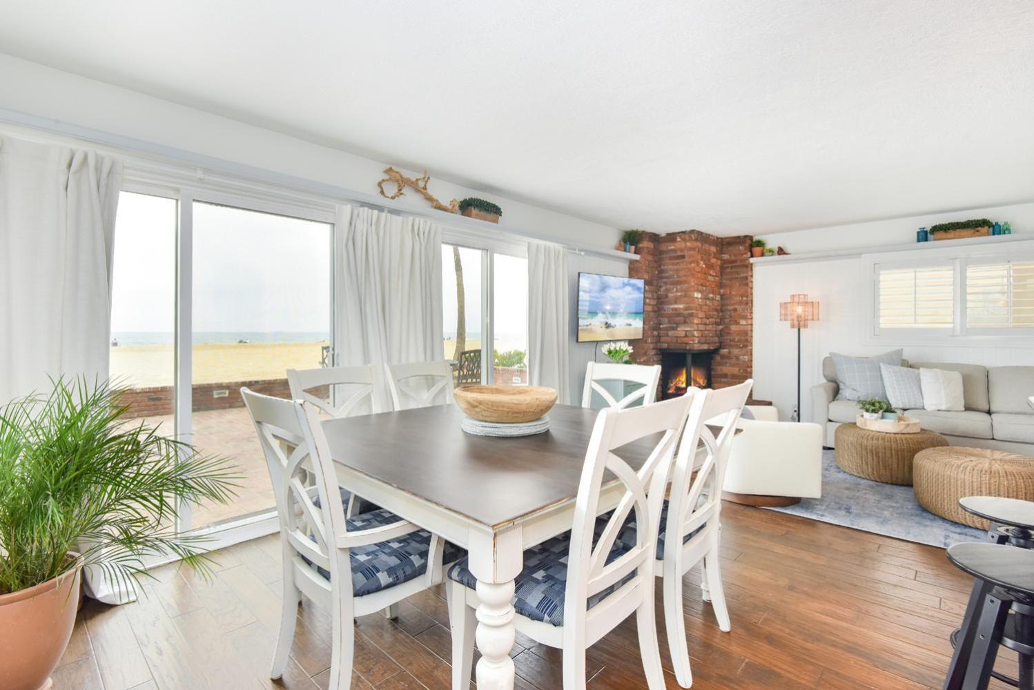 Holiday home 4 Bedroom Oceanfront With Giant Patio On The Newport Beach