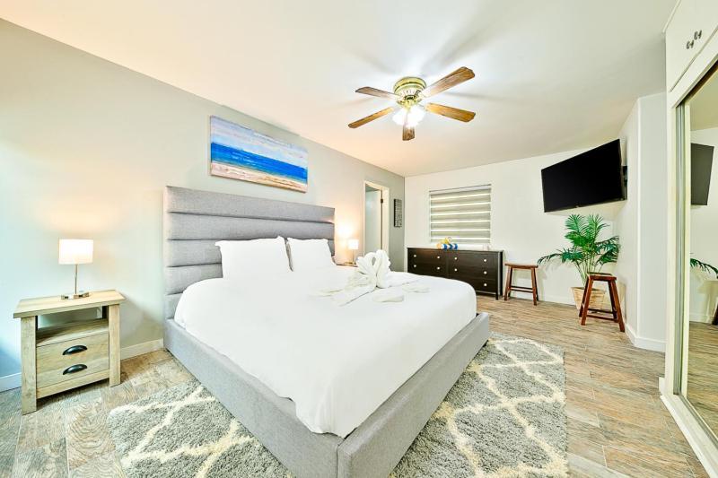 6 Bedroom With Rooftop Deck Between The Bay & The Holiday home Newport Beach