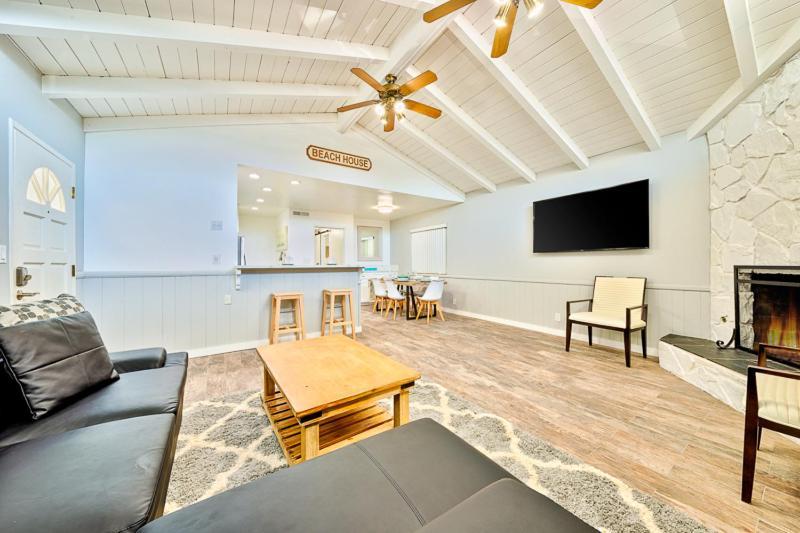 6 Bedroom With Rooftop Deck Between The Bay & The Holiday home Newport Beach