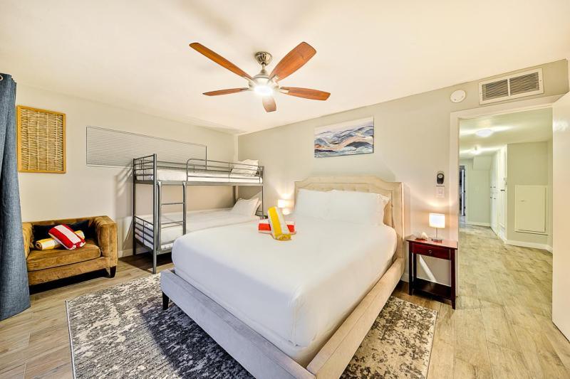 6 Bedroom With Rooftop Deck Between The Bay & The Newport Beach