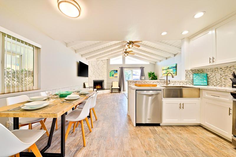 6 Bedroom With Rooftop Deck Between The Bay & The Holiday home Newport Beach