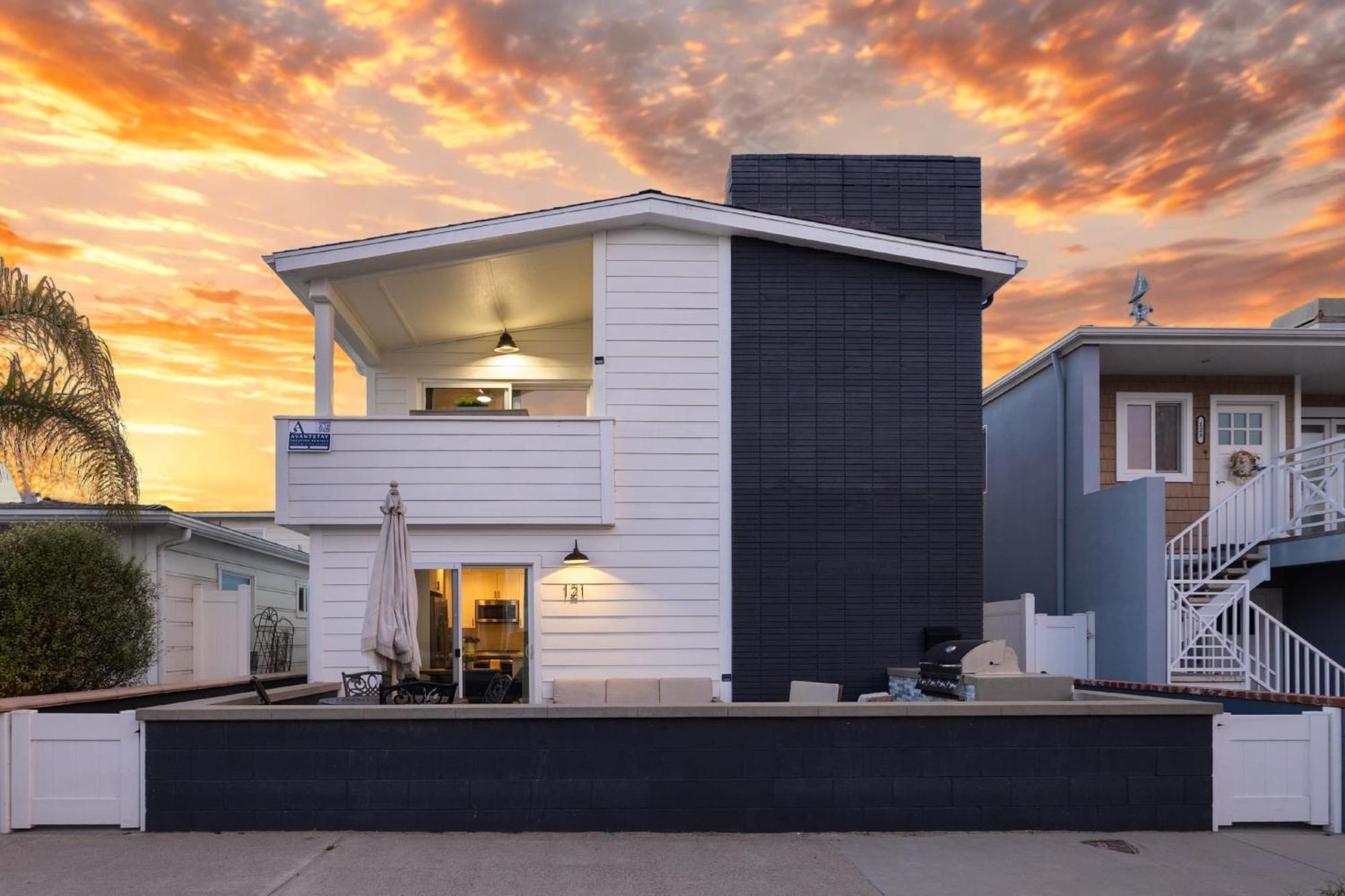 Steps To 2 Homes In 1 - Sleeps 19 Outdoor Space Walk To Shops Dining Holiday home *
