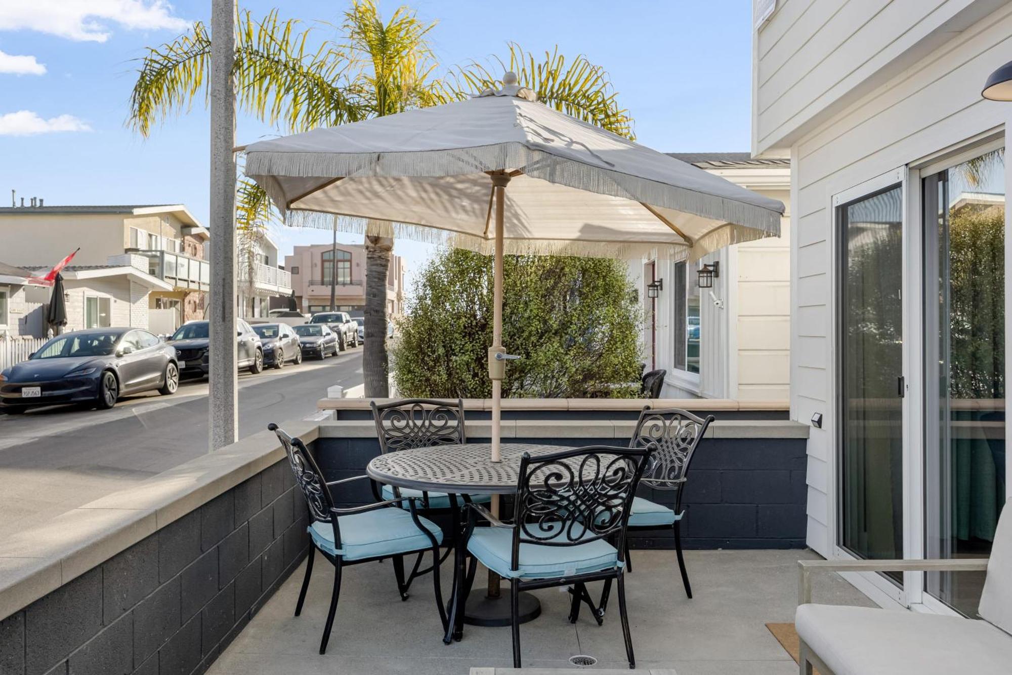 Steps To 2 Homes In 1 - Sleeps 19 Outdoor Space Walk To Shops Dining Holiday home Newport Beach