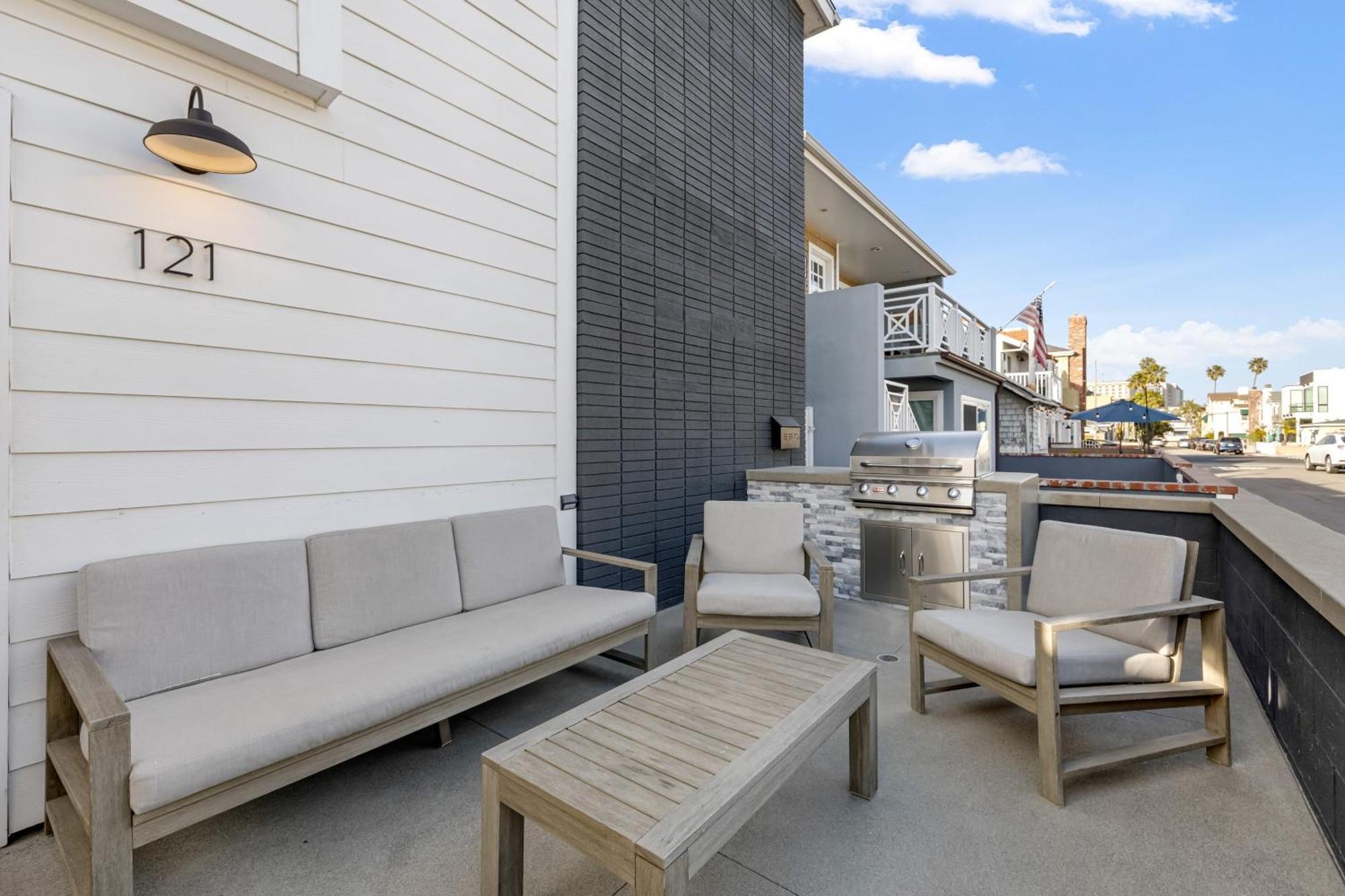 Steps To 2 Homes In 1 - Sleeps 19 Outdoor Space Walk To Shops Dining Newport Beach