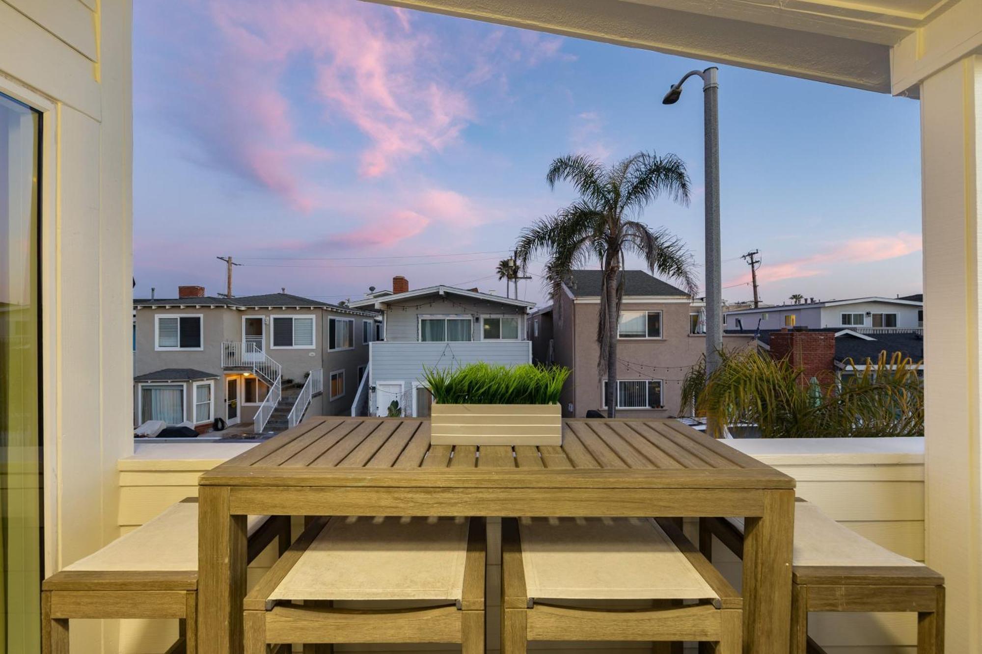 Steps To 2 Homes In 1 - Sleeps 19 Outdoor Space Walk To Shops Dining *