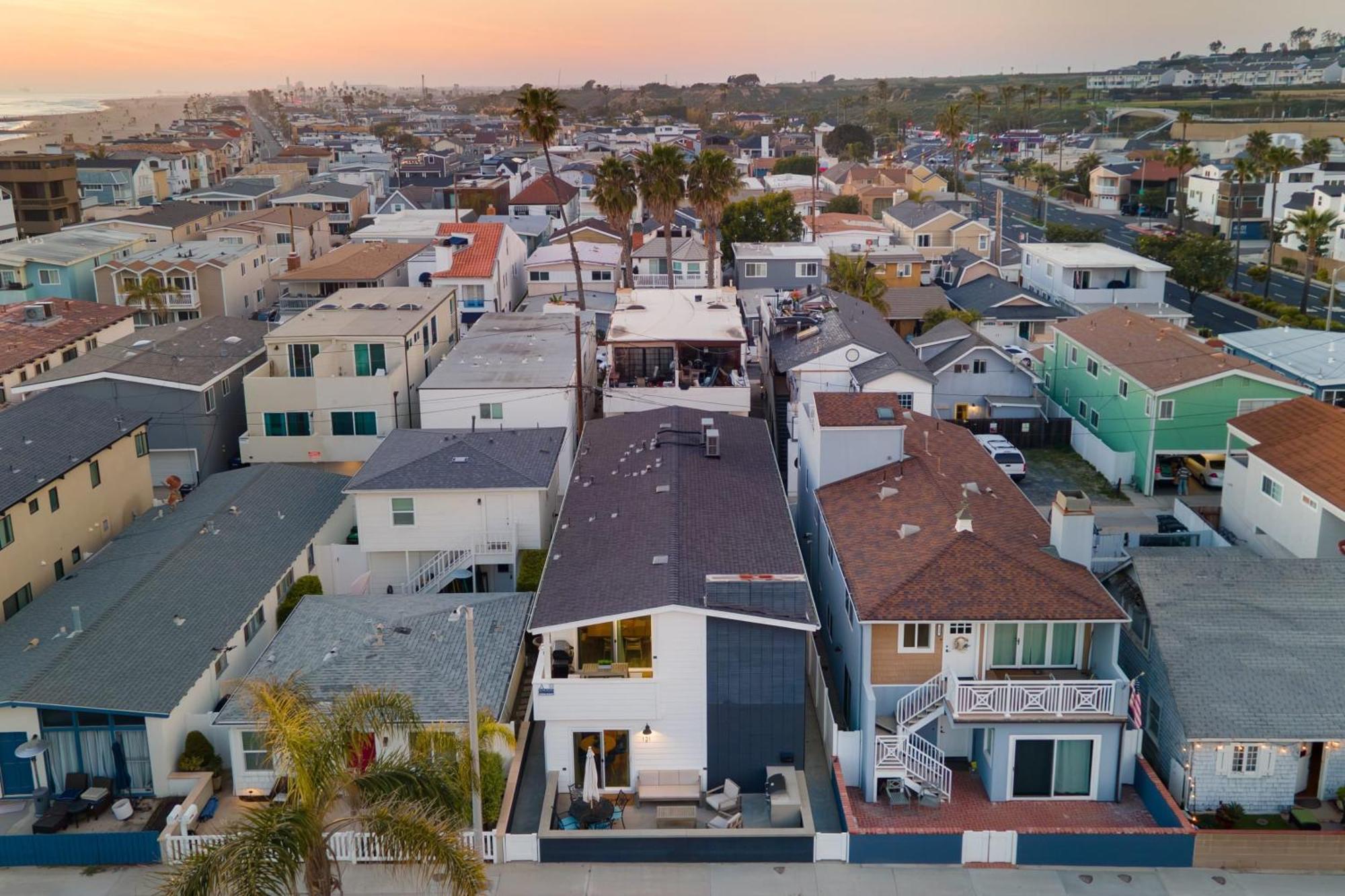 Steps To 2 Homes In 1 - Sleeps 19 Outdoor Space Walk To Shops Dining Holiday home Newport Beach