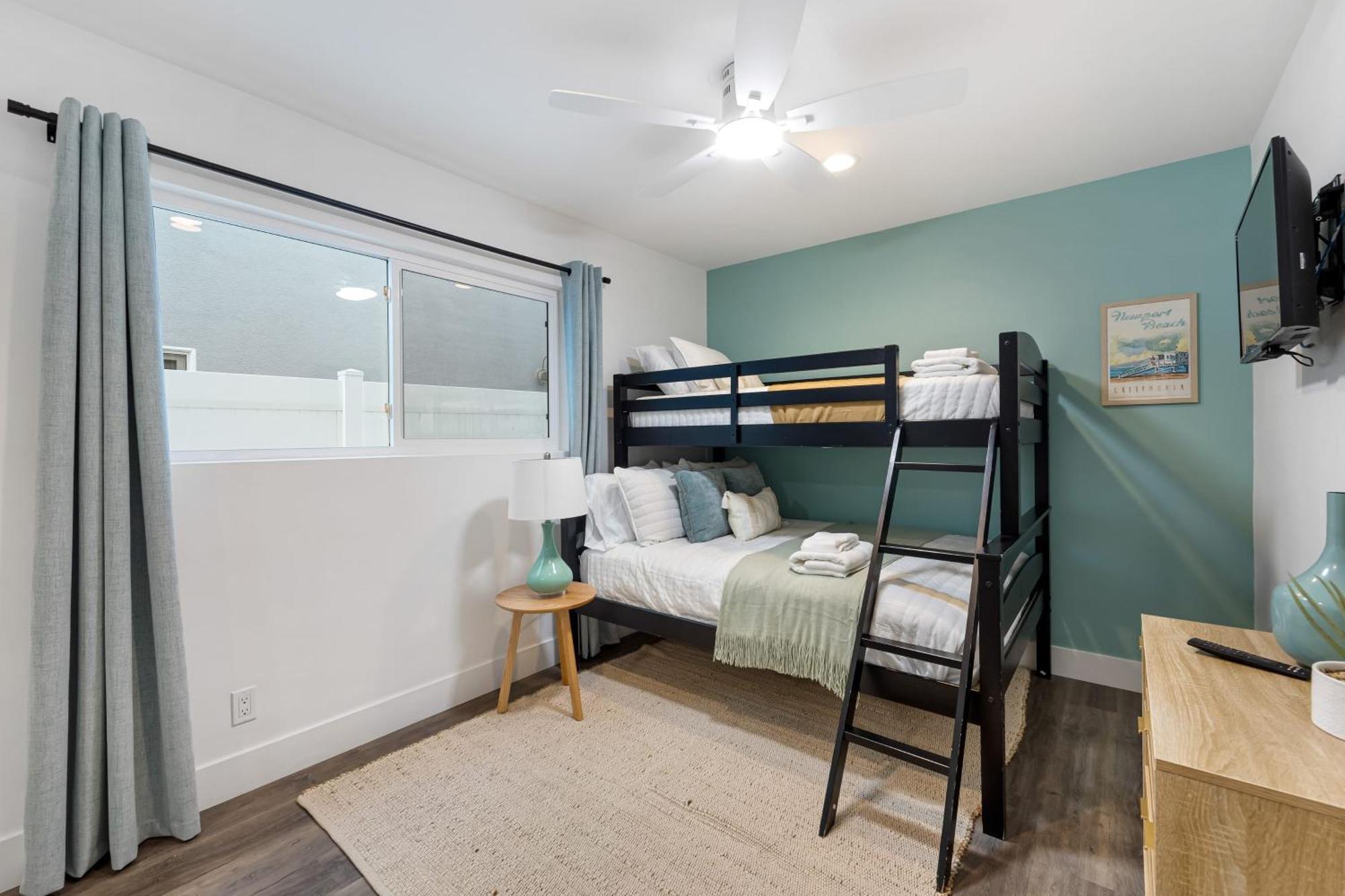 Holiday home Steps To 2 Homes In 1 - Sleeps 19 Outdoor Space Walk To Shops Dining Newport Beach