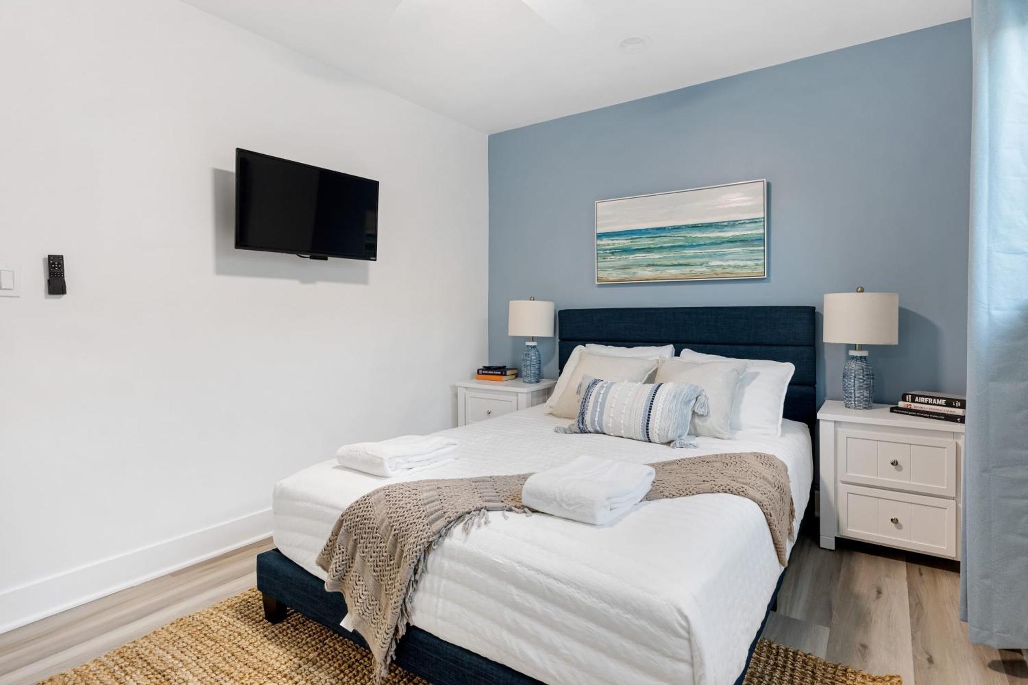 Steps To 2 Homes In 1 - Sleeps 19 Outdoor Space Walk To Shops Dining