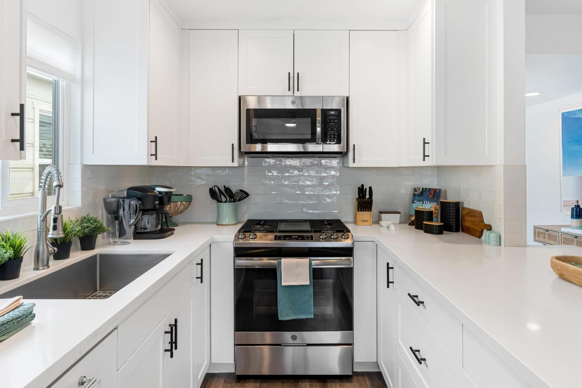 Steps To 2 Homes In 1 - Sleeps 19 Outdoor Space Walk To Shops Dining