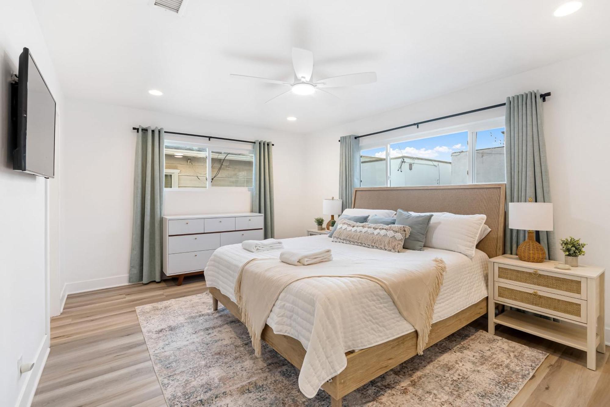 Steps To 2 Homes In 1 - Sleeps 19 Outdoor Space Walk To Shops Dining Newport Beach
