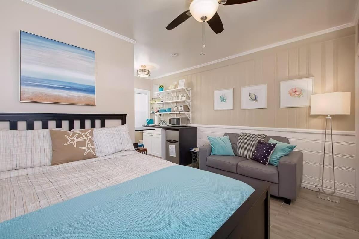 Prime Newport Location Bay Access Walk To Fun Zone Dining Edgewater C Holiday home Newport Beach