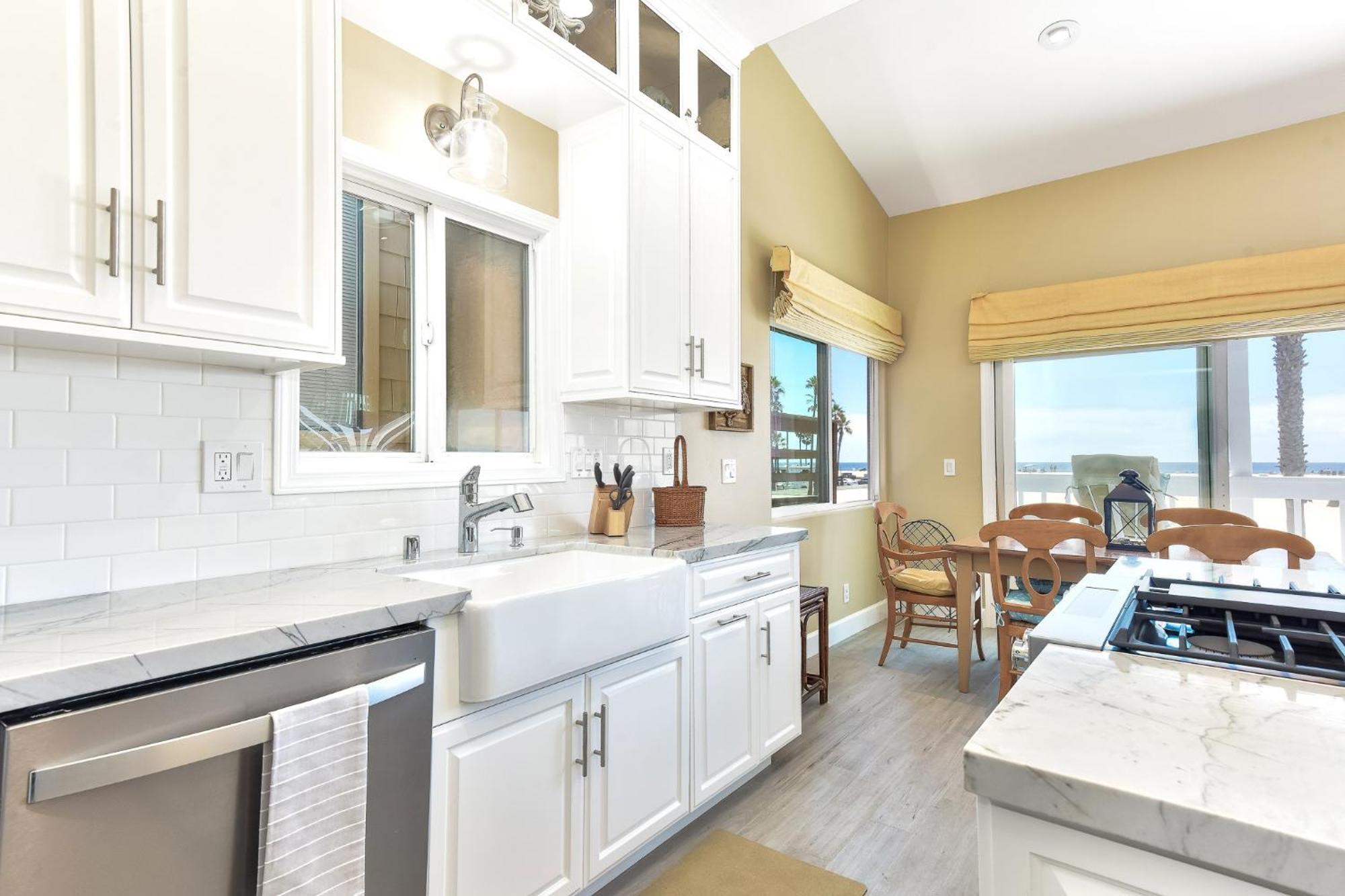 Holiday home Multi Level Oceanfront With Patio On The Beach, Fire Pit And 2 Car Garage *
