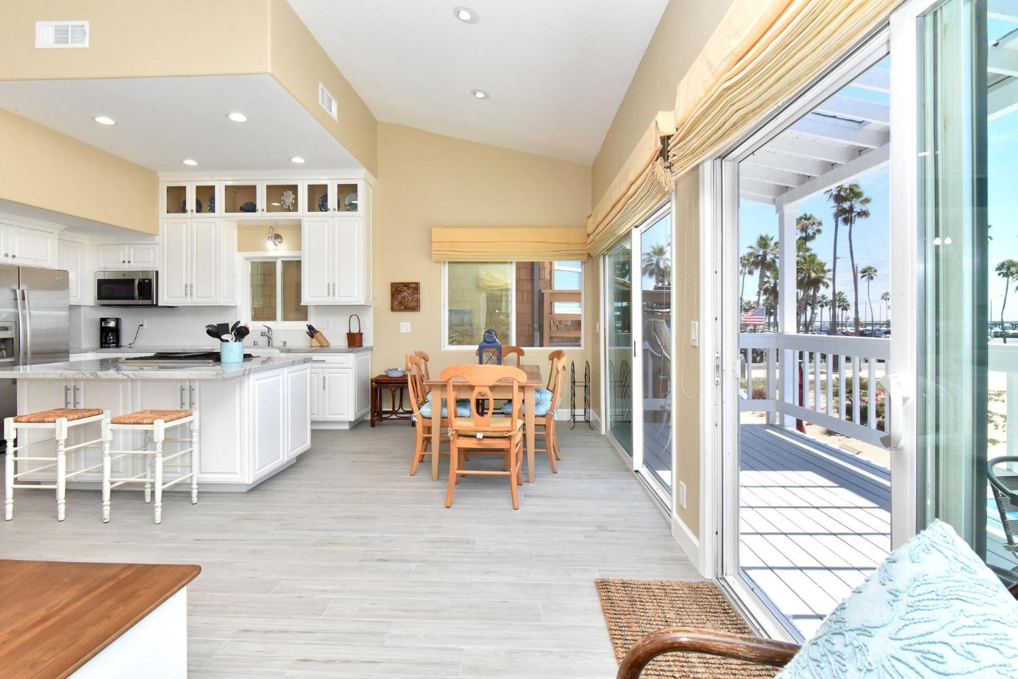 Holiday home Multi Level Oceanfront With Patio On The Beach, Fire Pit And 2 Car Garage *