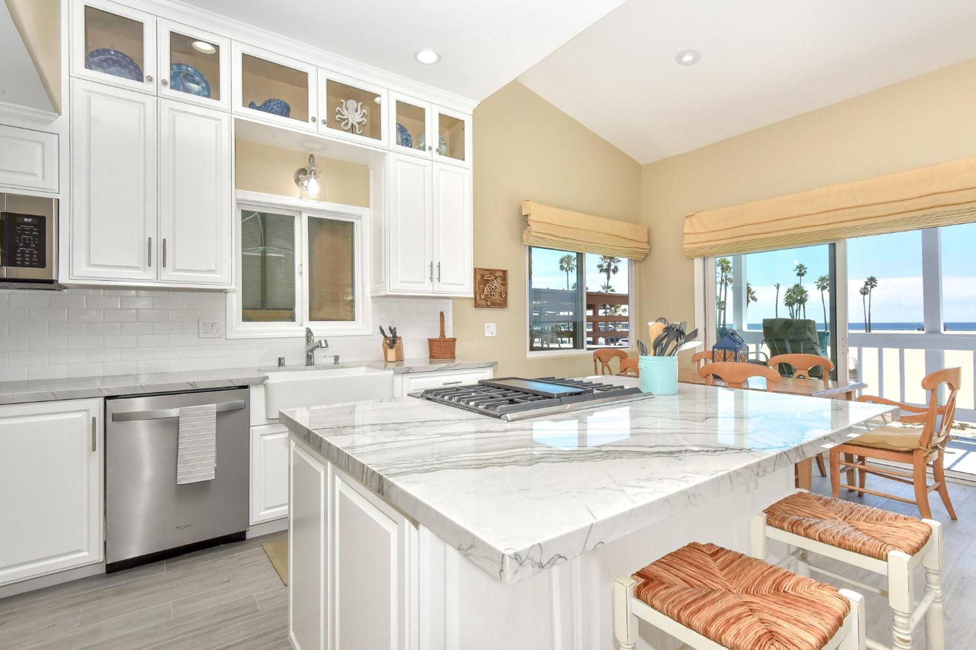 Multi Level Oceanfront With Patio On The Beach, Fire Pit And 2 Car Garage Holiday home Newport Beach