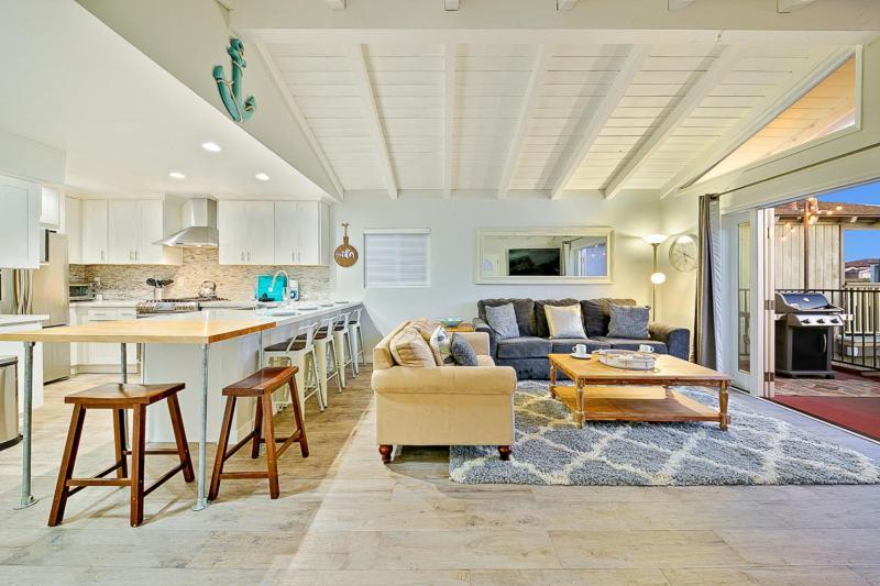 6 Bedroom With Rooftop Deck Between The Bay & The Holiday home Newport Beach