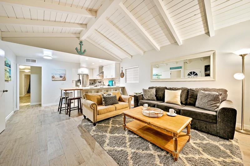 Holiday home 6 Bedroom With Rooftop Deck Between The Bay & The *