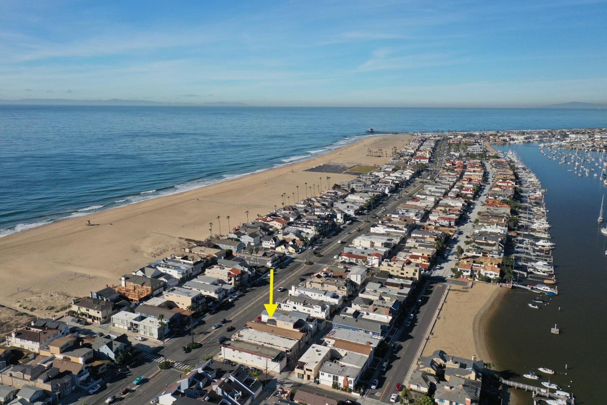 6 Bedroom With Rooftop Deck Between The Bay & The Holiday home Newport Beach