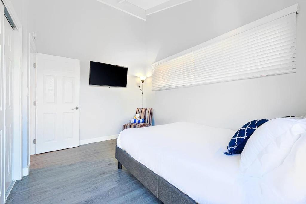 4 Bedroom Across From The And Boardwalk Holiday home *