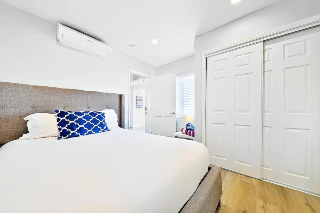 4 Bedroom Across From The And Boardwalk * Newport Beach