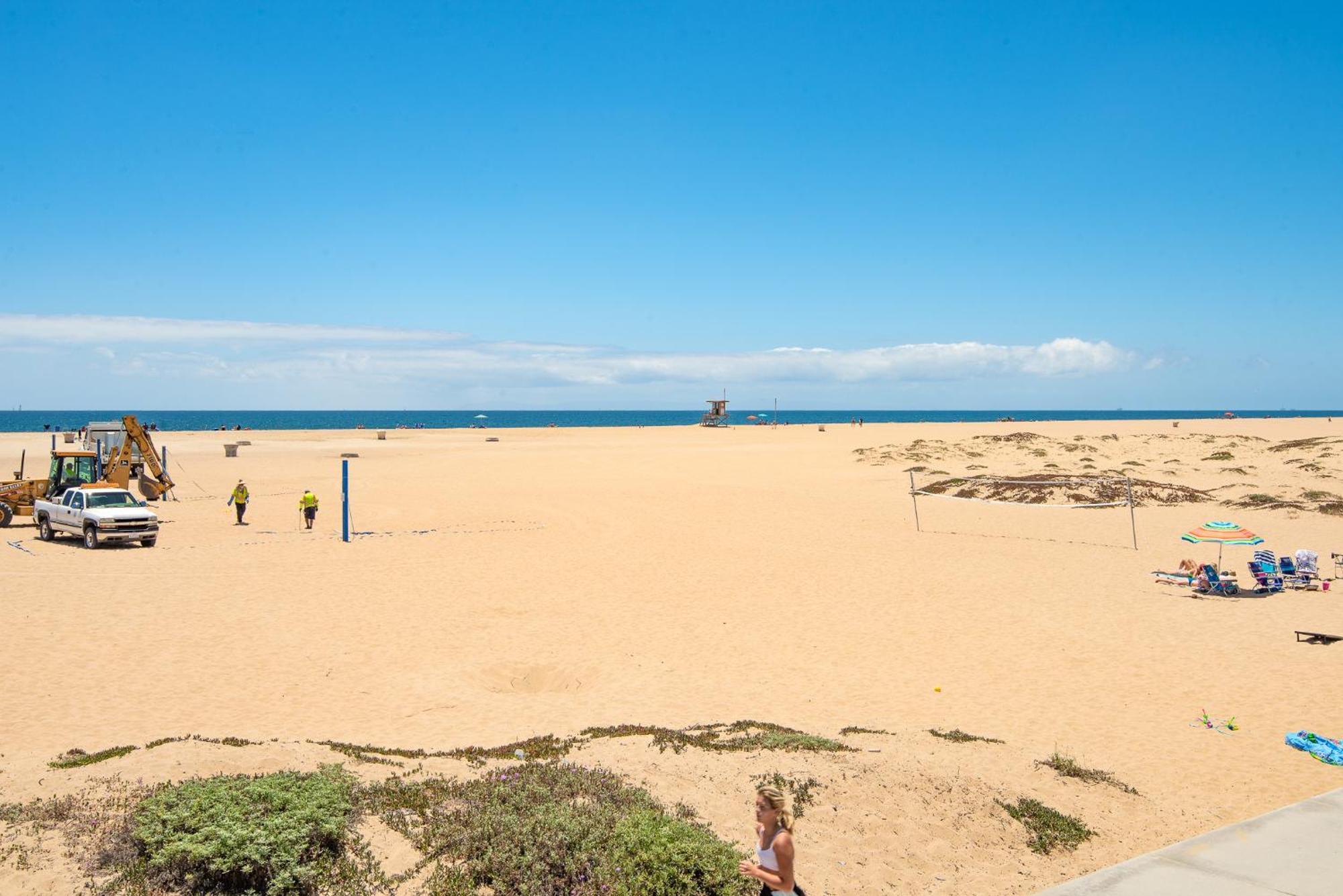 Holiday home Multi Level Oceanfront With Patio On The Beach, Fire Pit And 2 Car Garage *