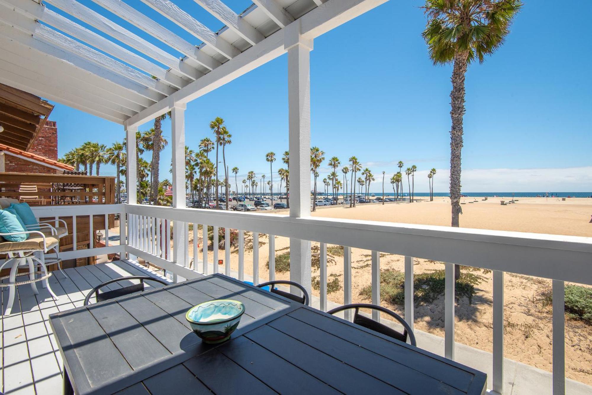 Holiday home Multi Level Oceanfront With Patio On The Beach, Fire Pit And 2 Car Garage Newport Beach