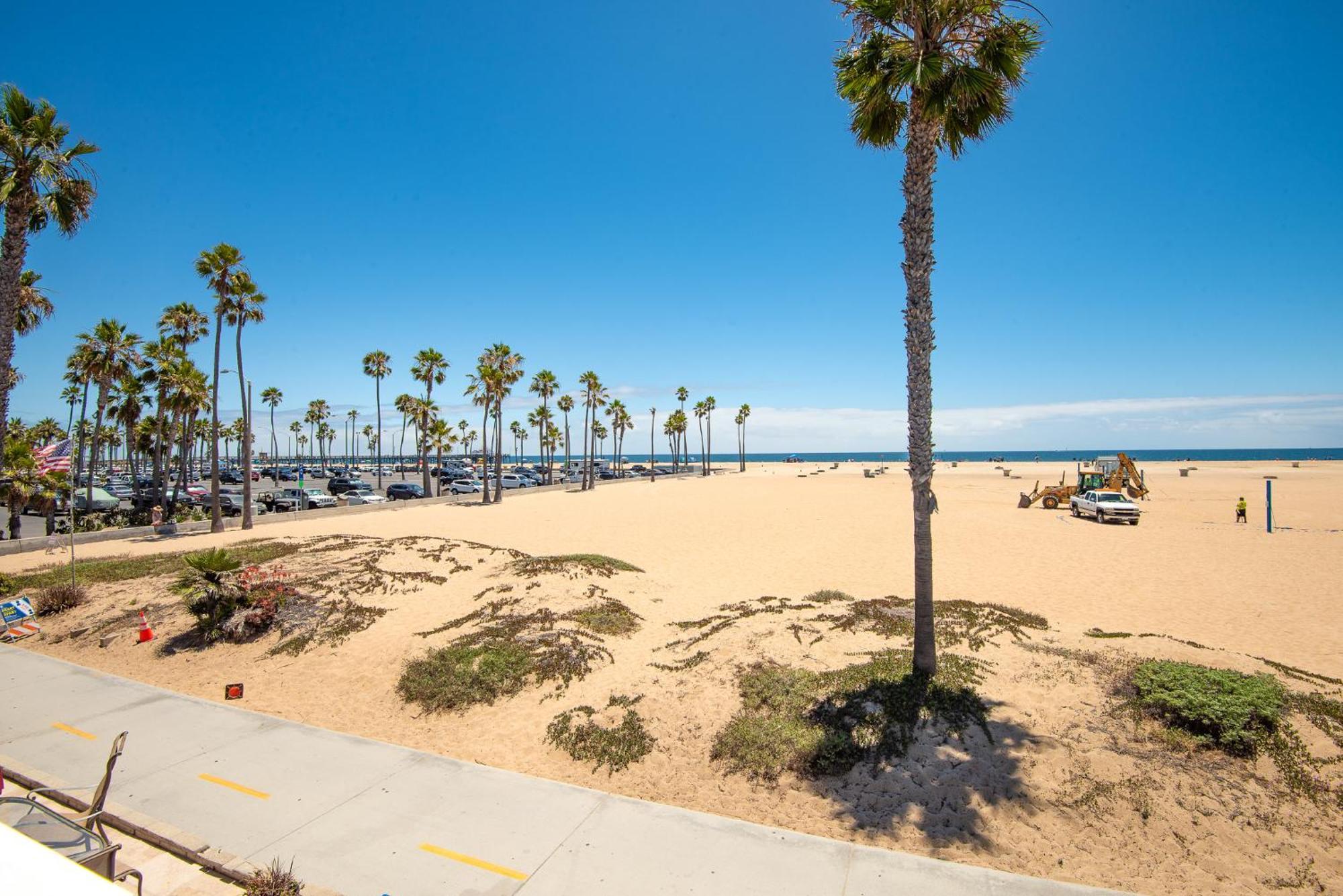 Multi Level Oceanfront With Patio On The Beach, Fire Pit And 2 Car Garage * Newport Beach