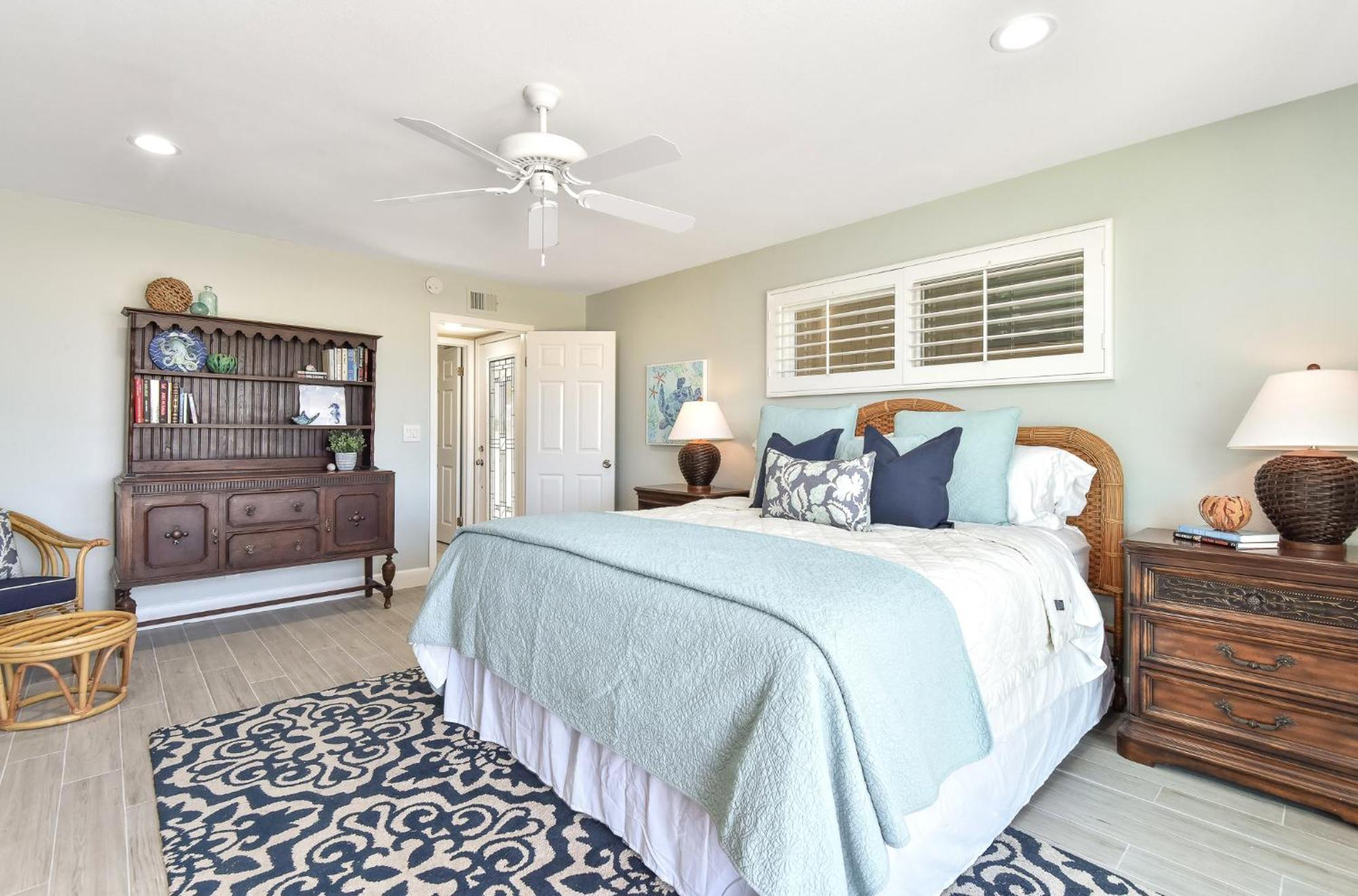 Multi Level Oceanfront With Patio On The Beach, Fire Pit And 2 Car Garage * Newport Beach