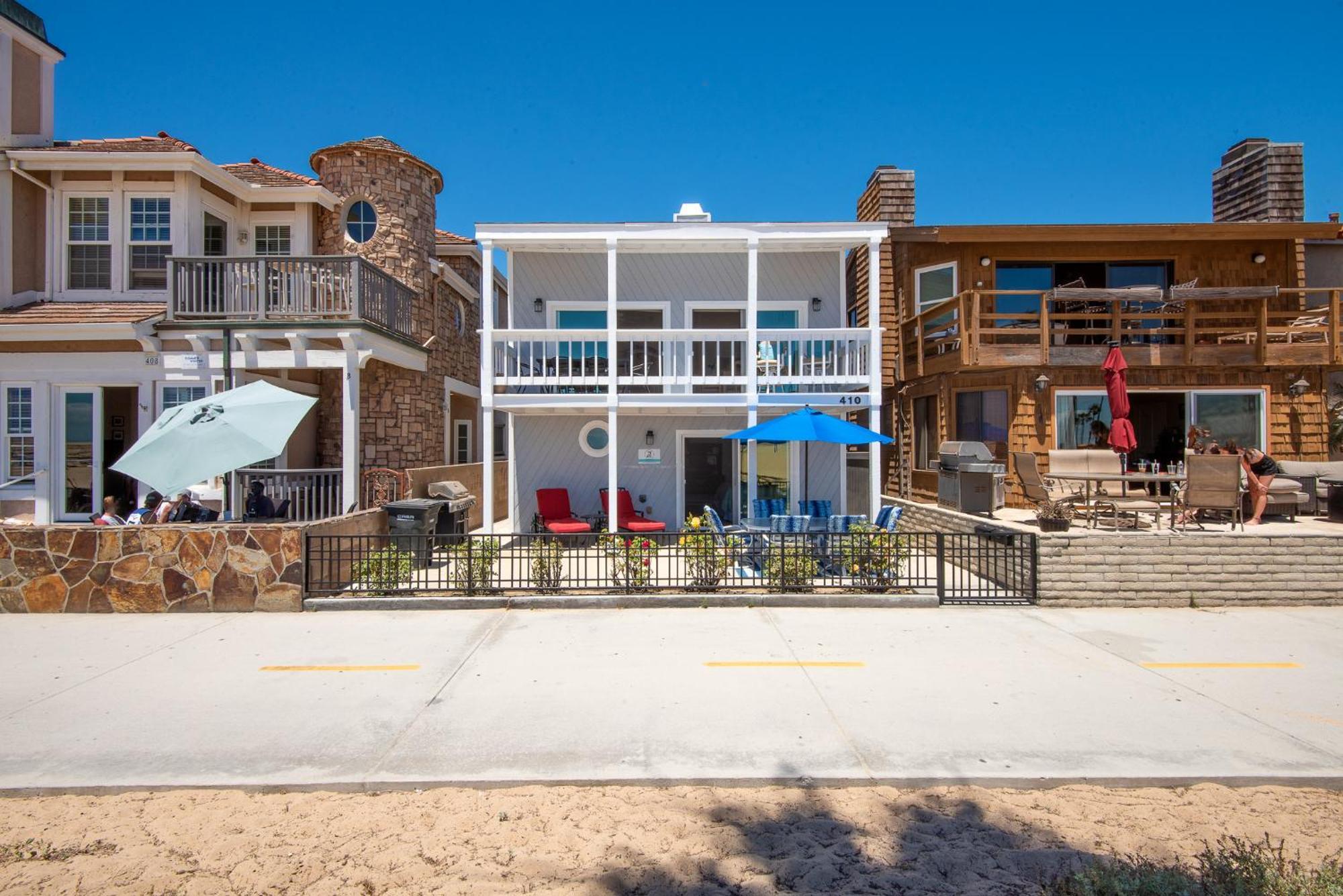 Holiday home Multi Level Oceanfront With Patio On The Beach, Fire Pit And 2 Car Garage *