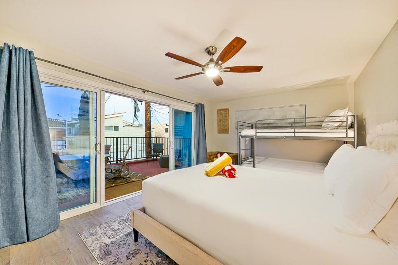 6 Bedroom With Rooftop Deck Between The Bay & The Holiday home *