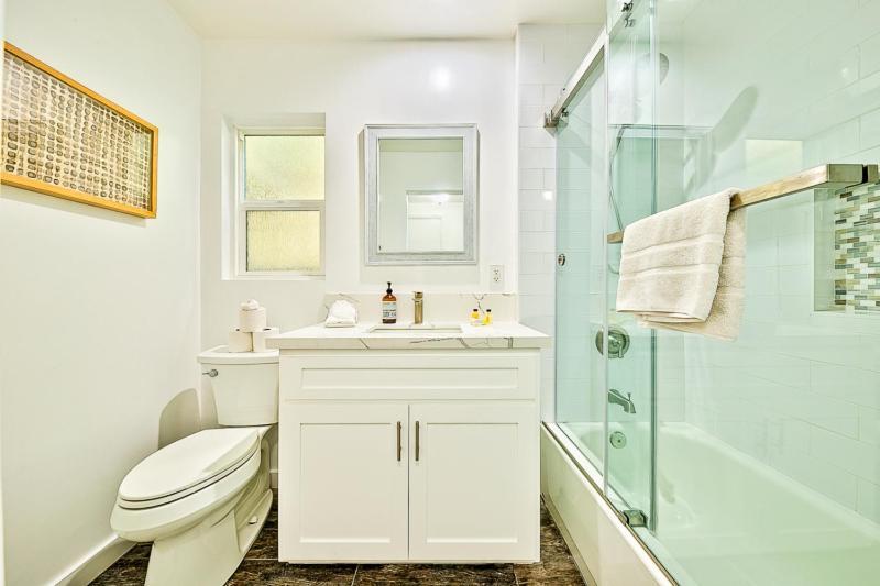 Holiday home 6 Bedroom With Rooftop Deck Between The Bay & The Newport Beach