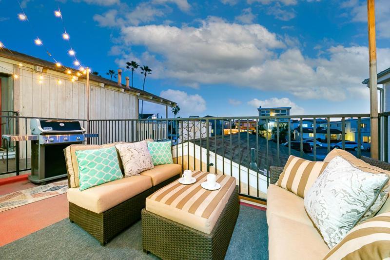 6 Bedroom With Rooftop Deck Between The Bay & The Holiday home *