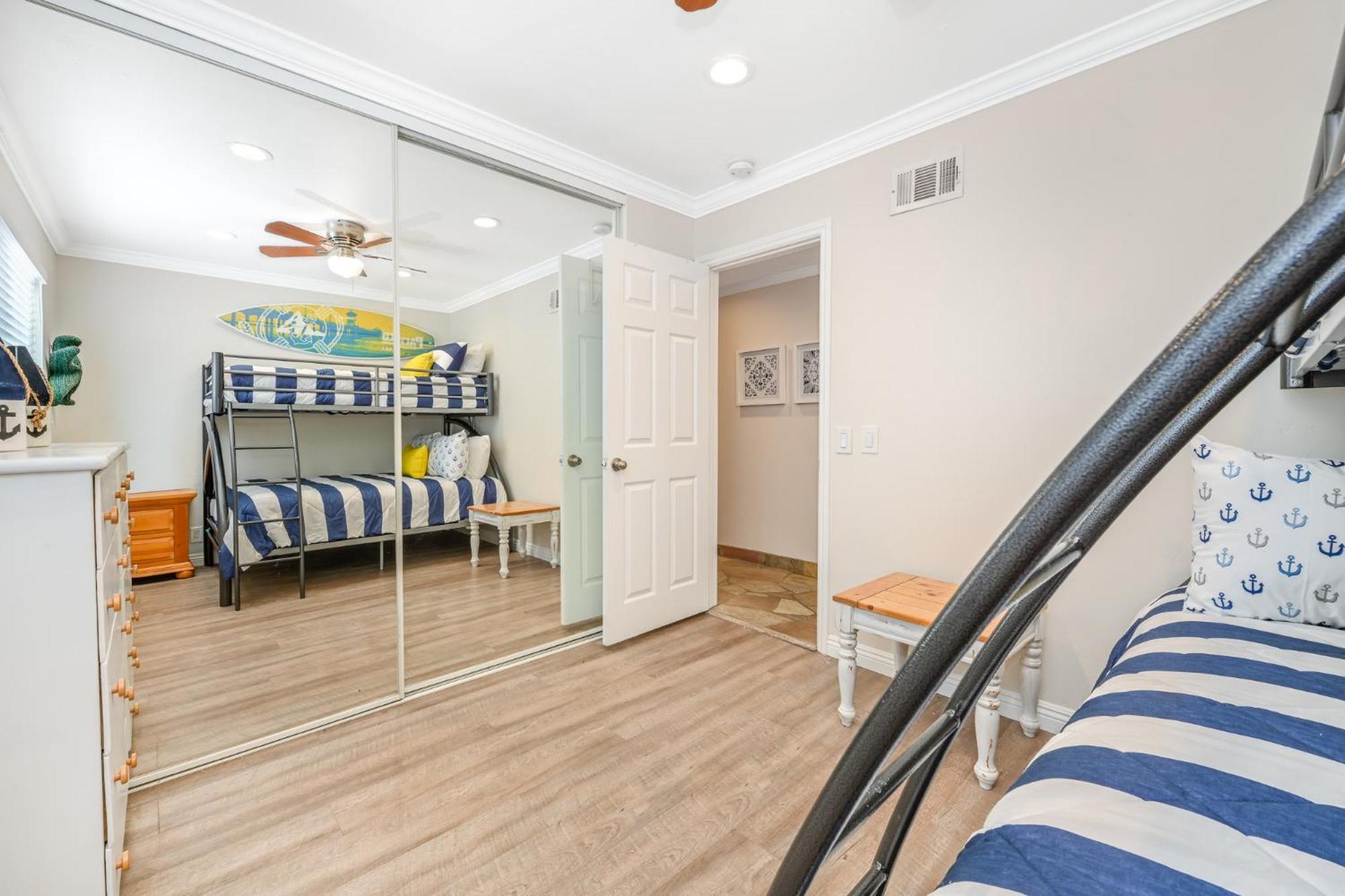Three Bedroom On 36th With Indoor Outdoor Living Newport Beach