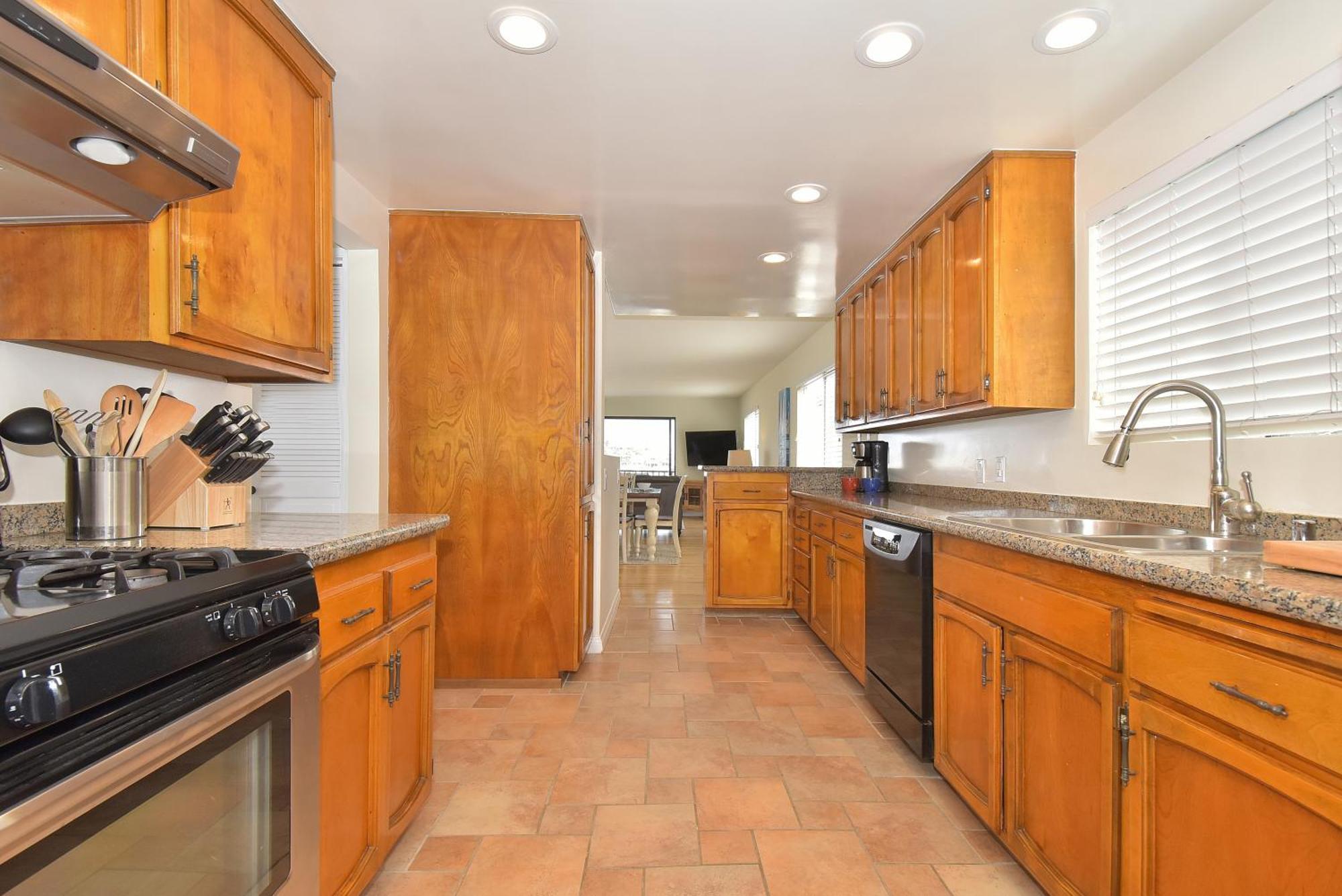 925 W Bay Ave *