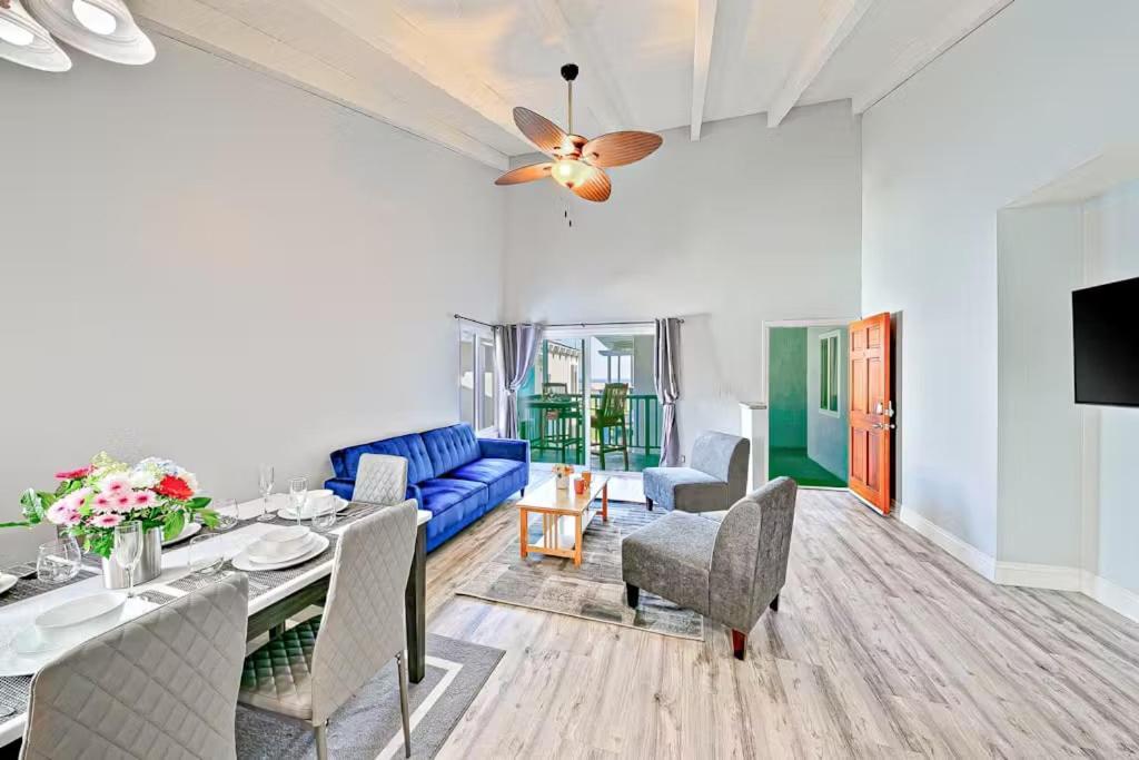 Balboa Peninsula Hidden Gem With Private Balcony & Stunning Views Holiday home *