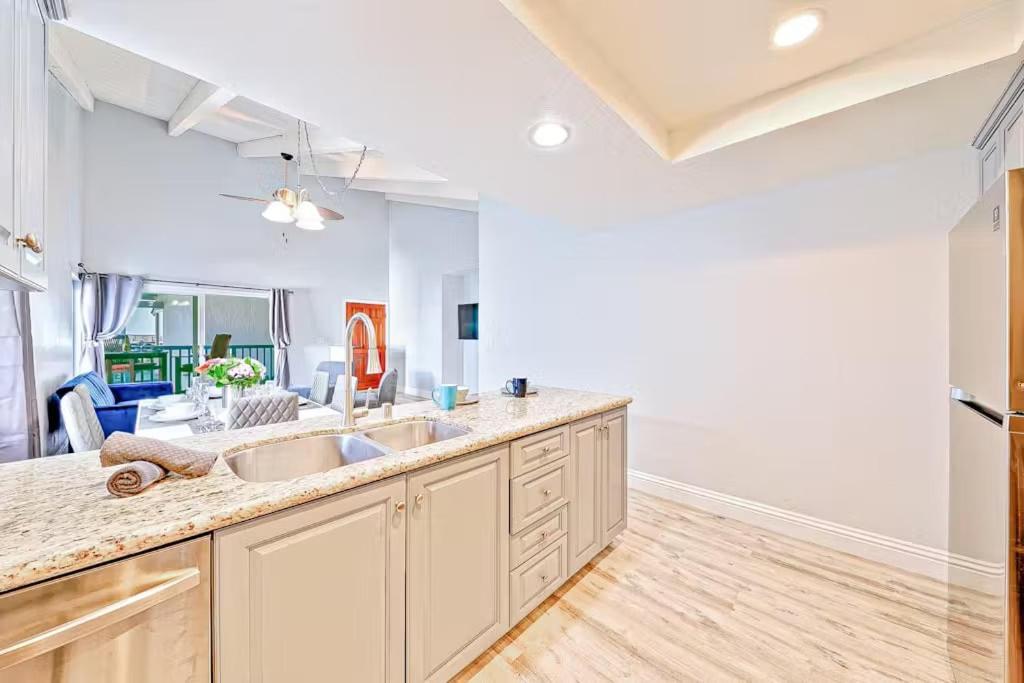 Holiday home Balboa Peninsula Hidden Gem With Private Balcony & Stunning Views *