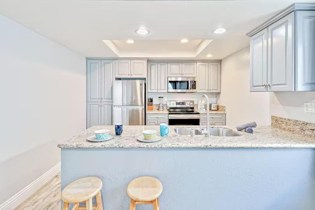Balboa Peninsula Hidden Gem With Private Balcony & Stunning Views Holiday home