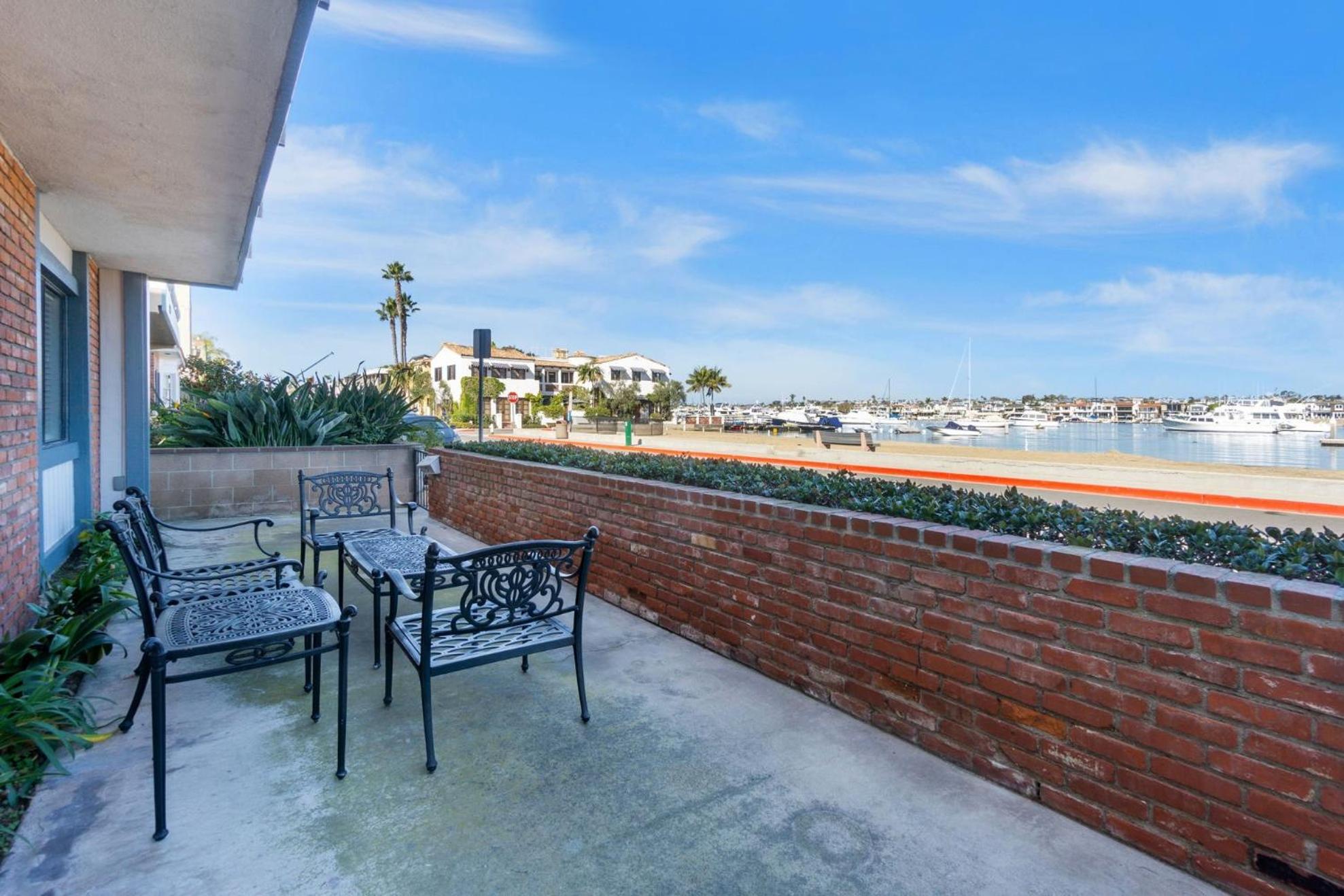 925 W Bay Ave