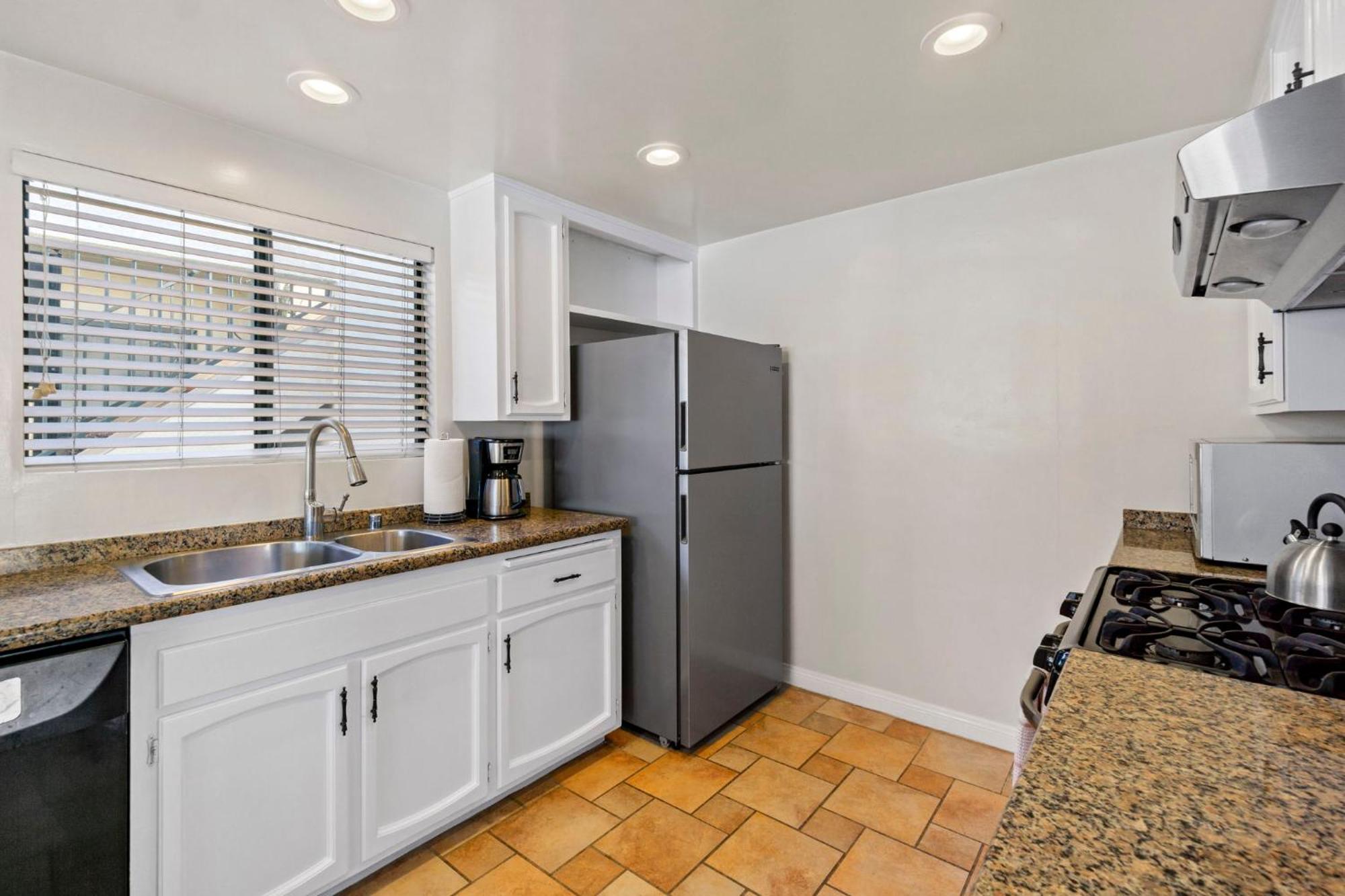 925 W Bay Ave *