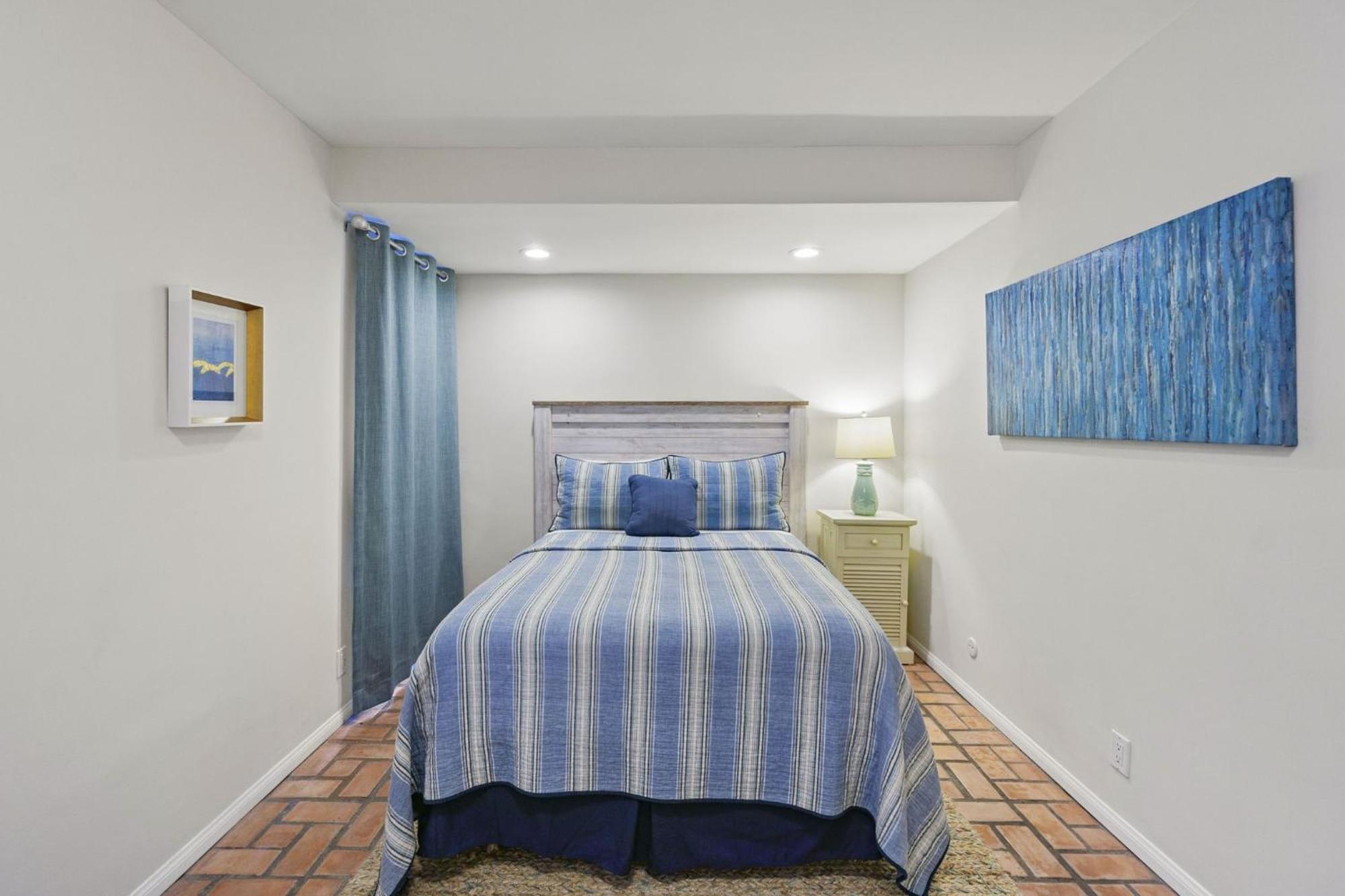 925 W Bay Ave * Newport Beach