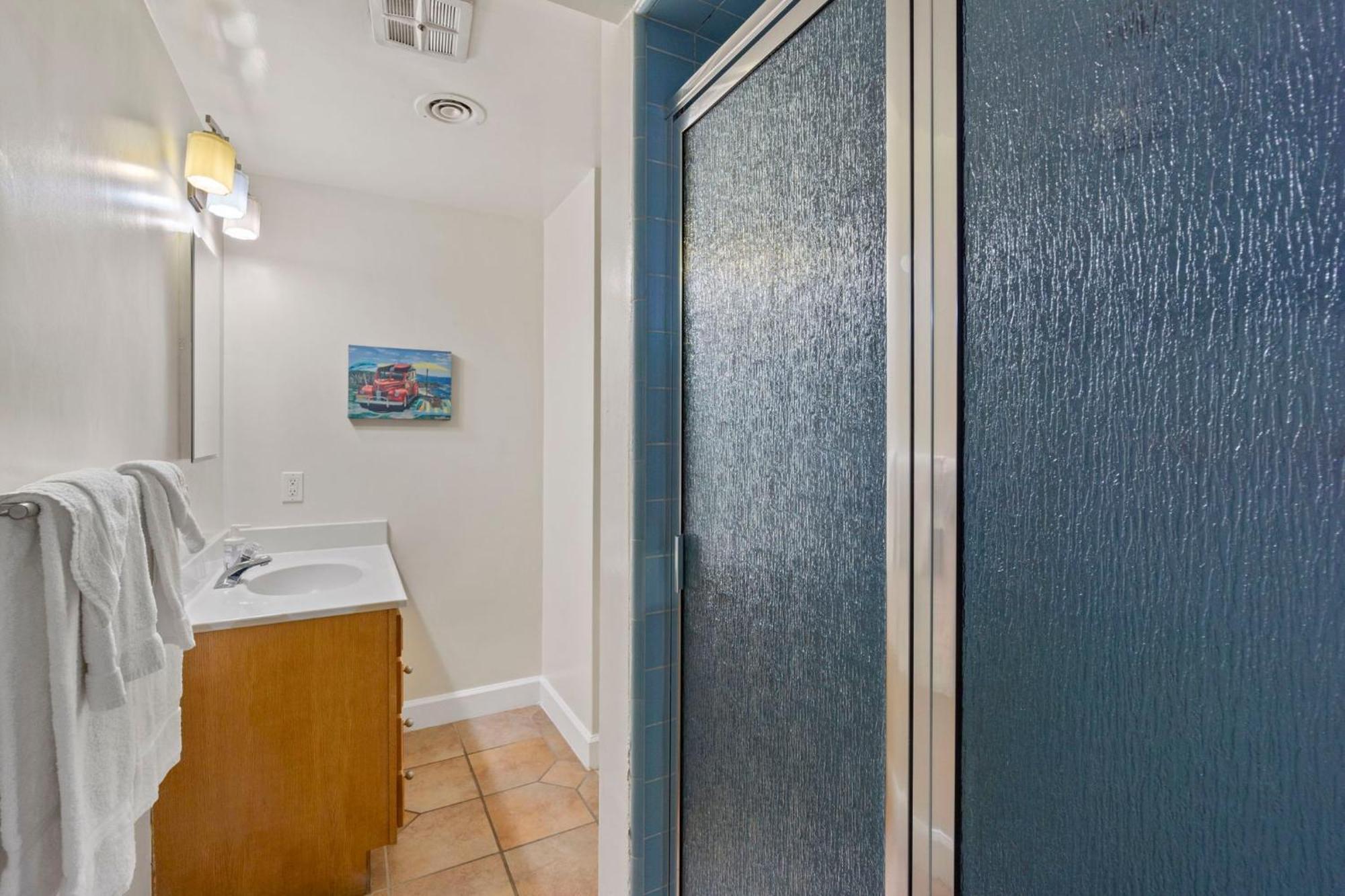 925 W Bay Ave *