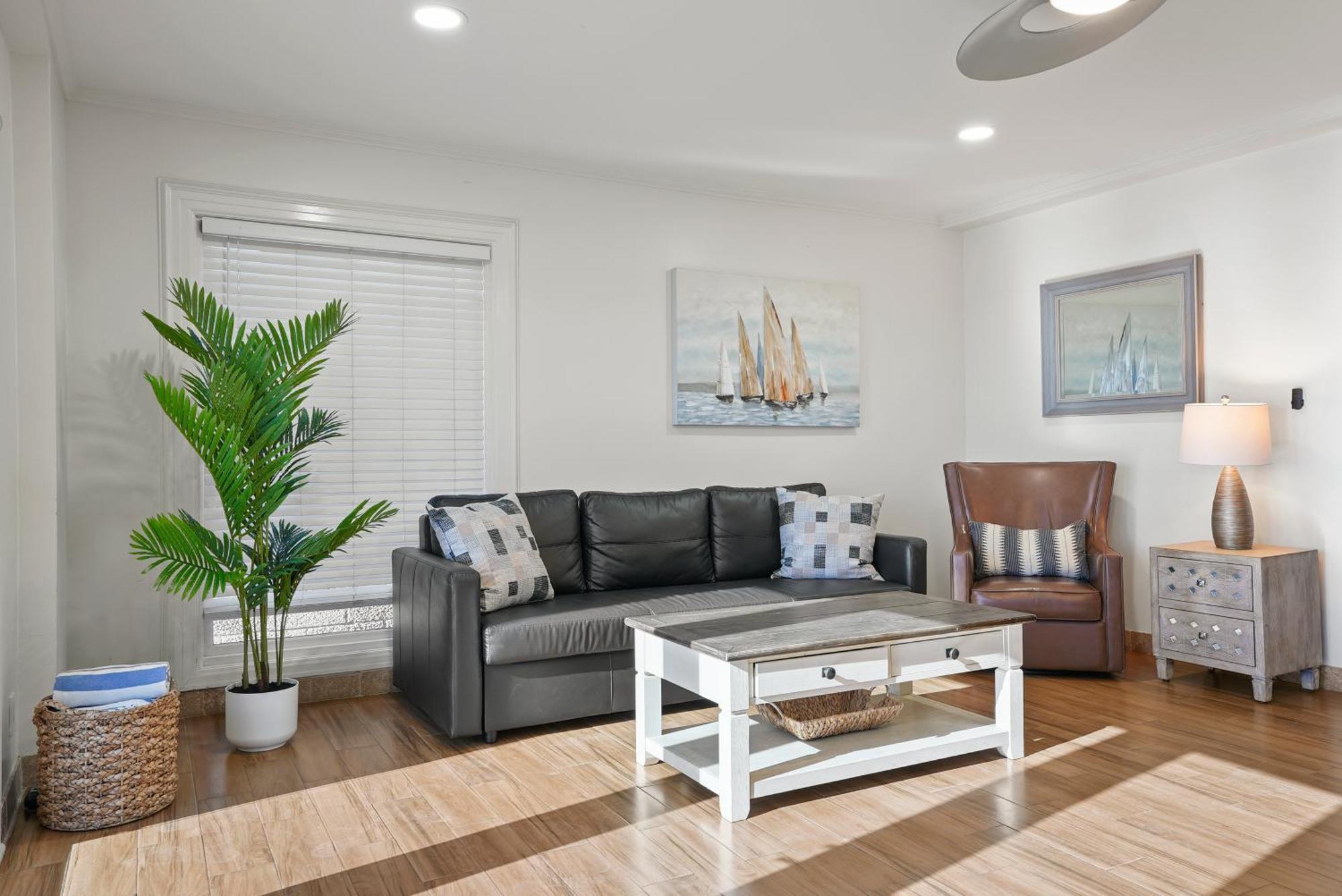 Holiday home Beachfront Getaway With Ocean Views And Private Patio Newport Beach