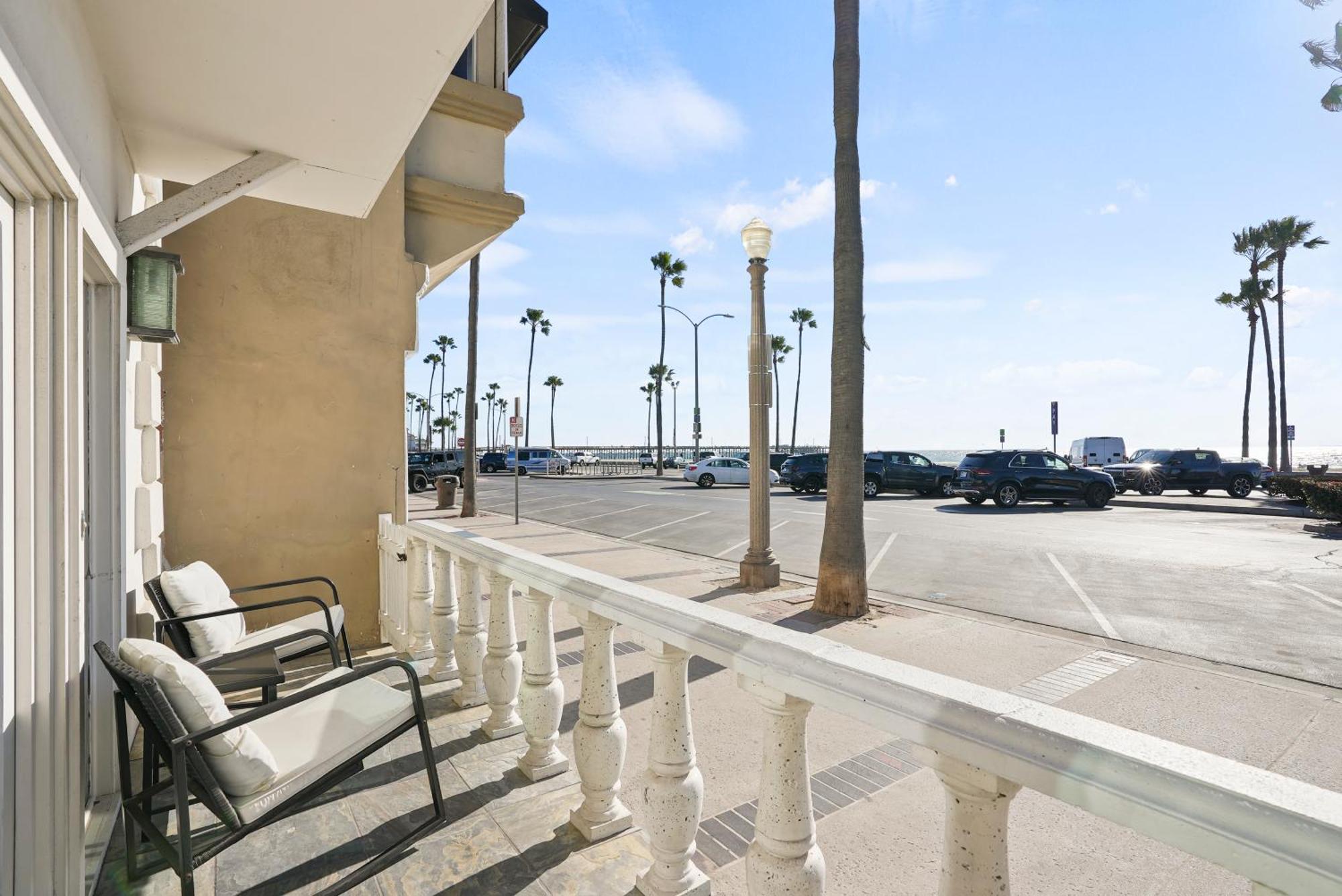 Beachfront Getaway With Ocean Views And Private Patio Holiday home