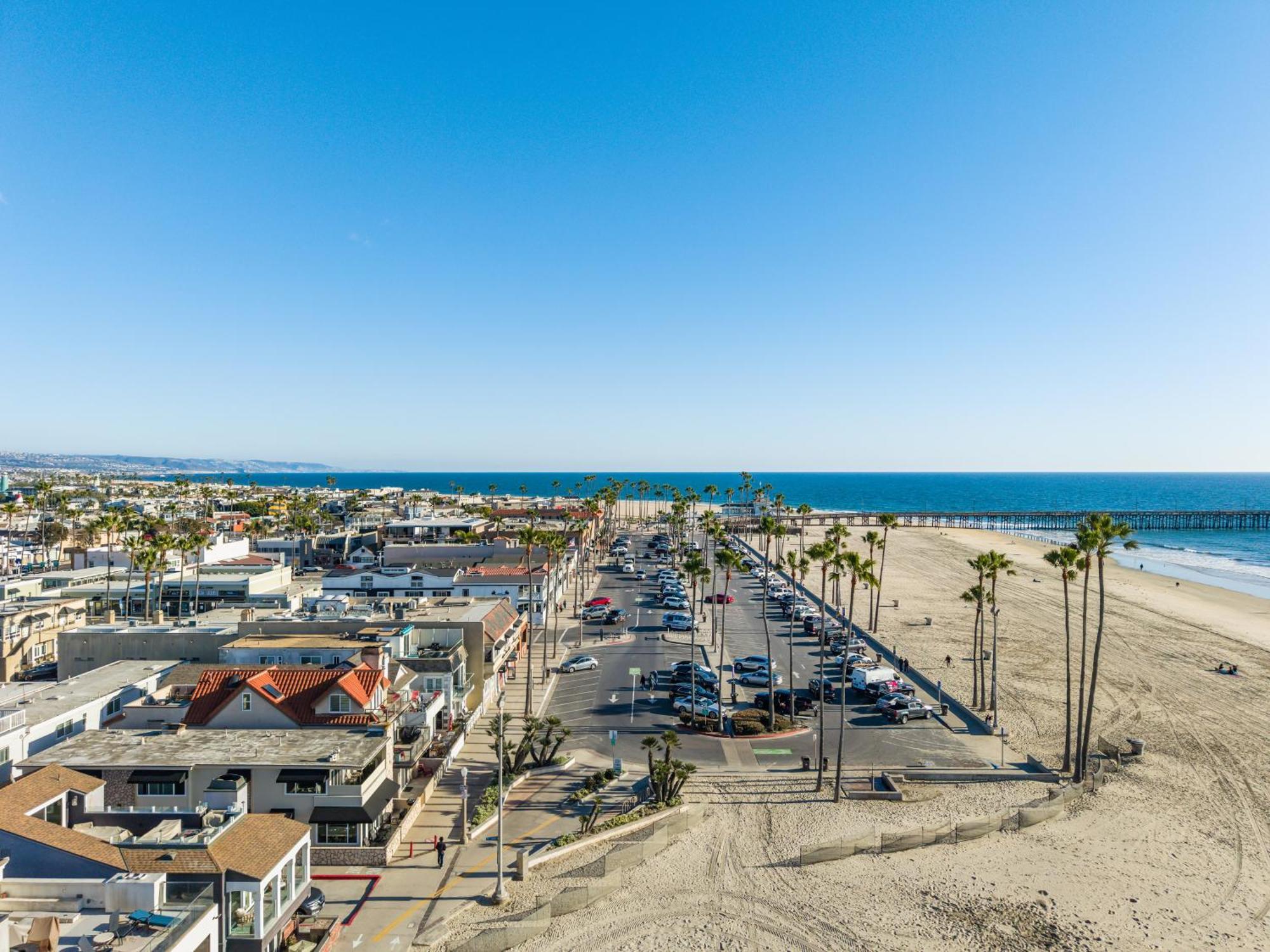 Beachfront Getaway With Ocean Views And Private Patio Holiday home *