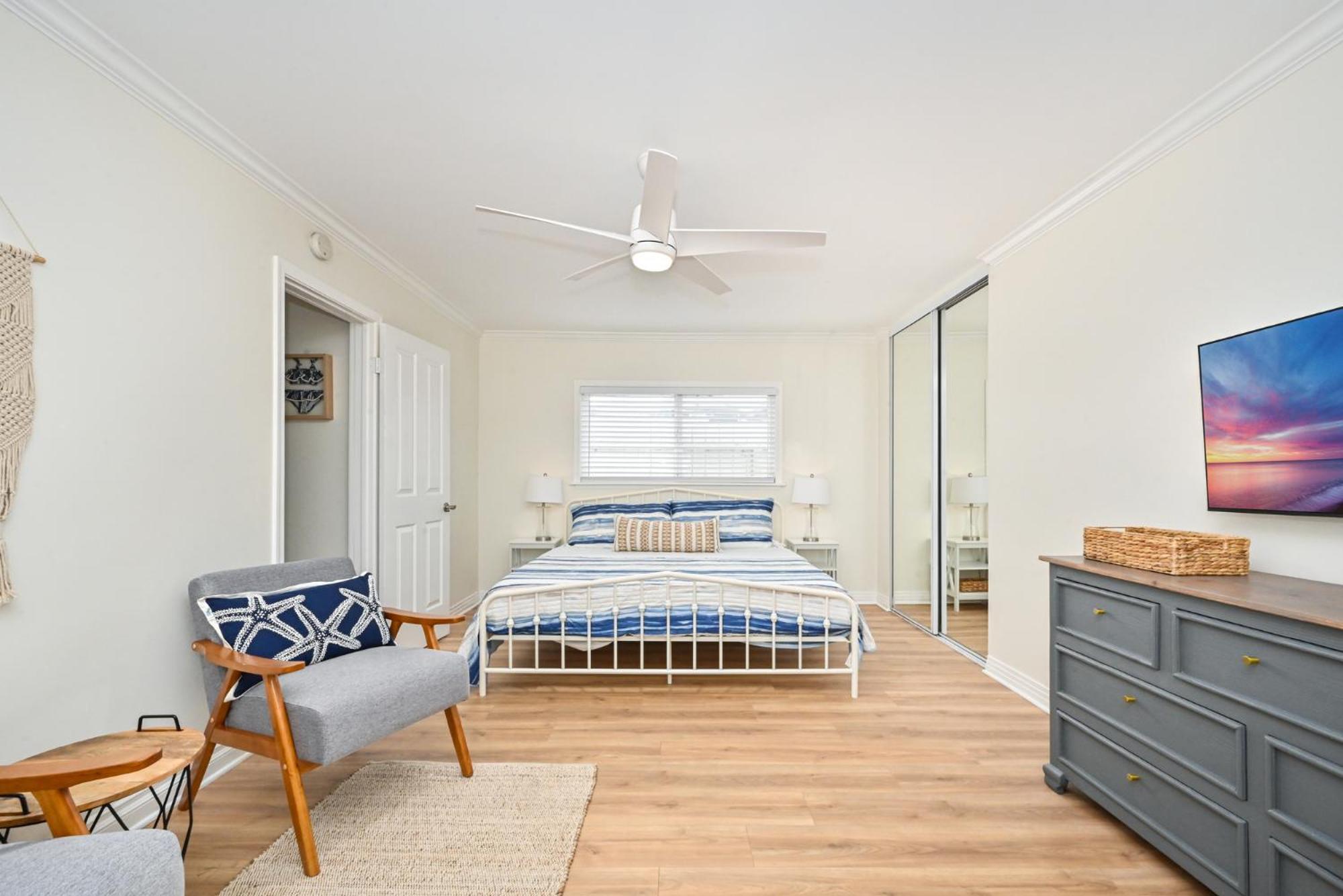 Freshly Renovated House Steps To The