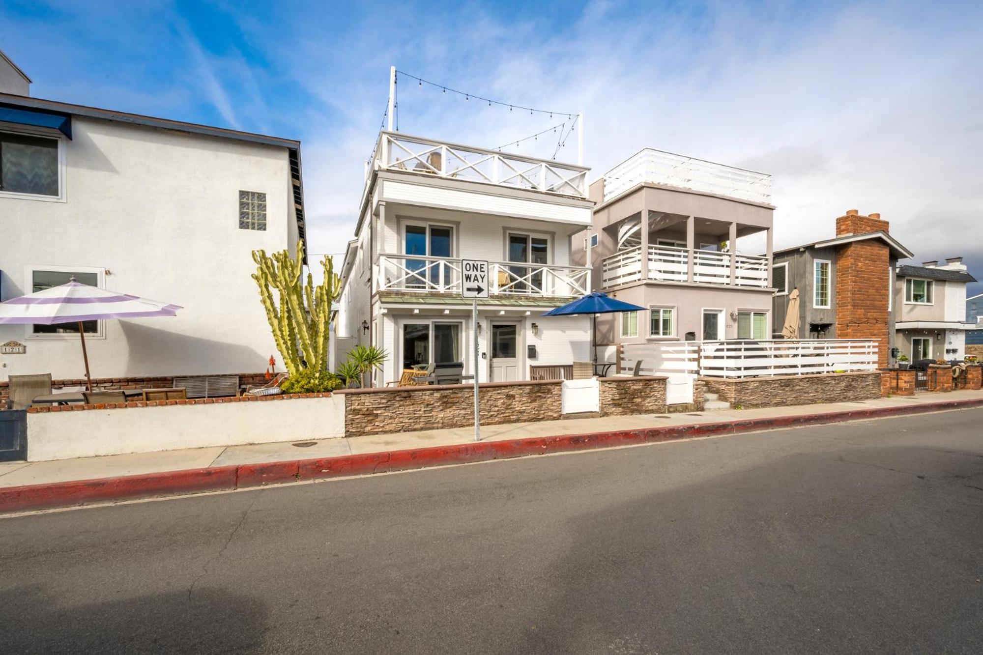 Freshly Renovated House Steps To The Holiday home Newport Beach
