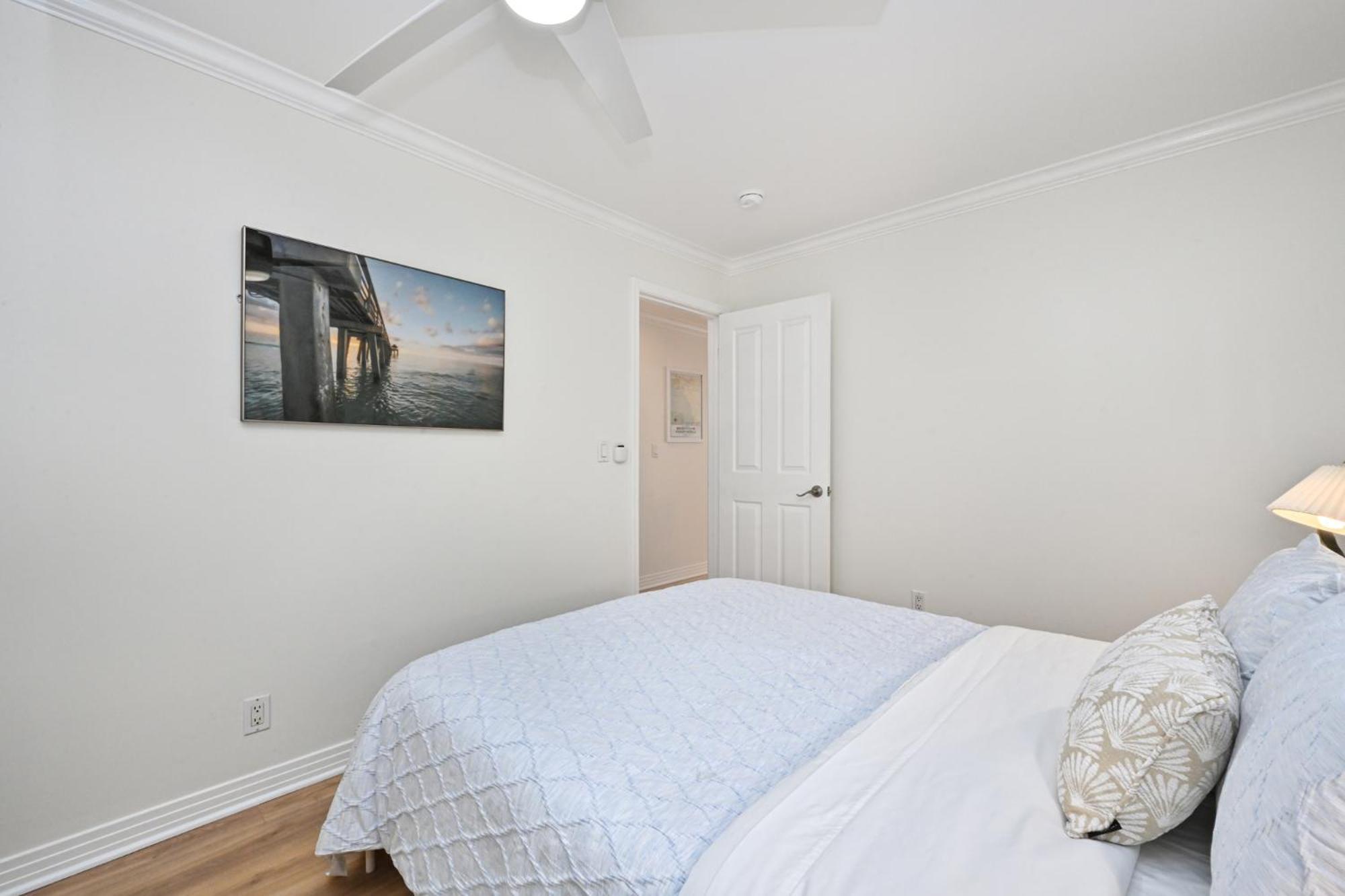 Holiday home Freshly Renovated House Steps To The